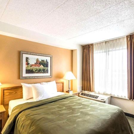 Norwood Inn & Suites Milwaukee Butler Buitenkant foto
