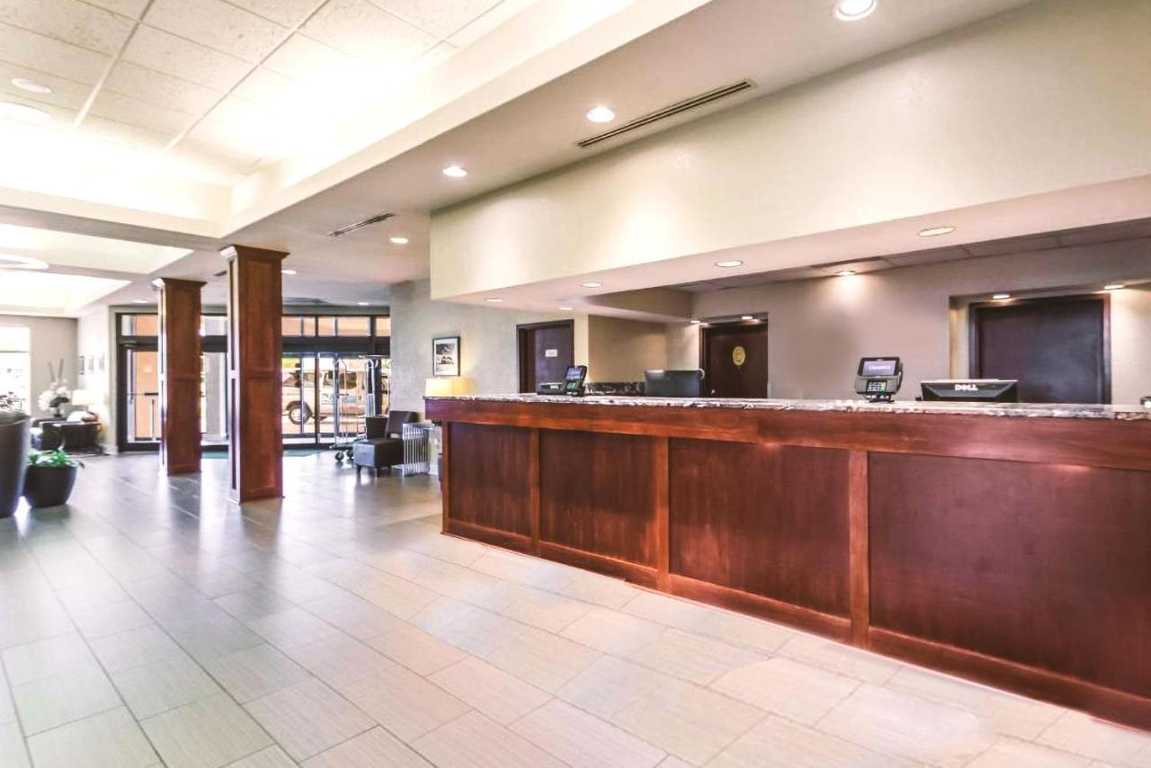 Norwood Inn & Suites Milwaukee Butler Buitenkant foto