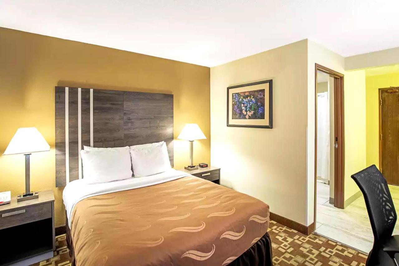 Norwood Inn & Suites Milwaukee Butler Buitenkant foto