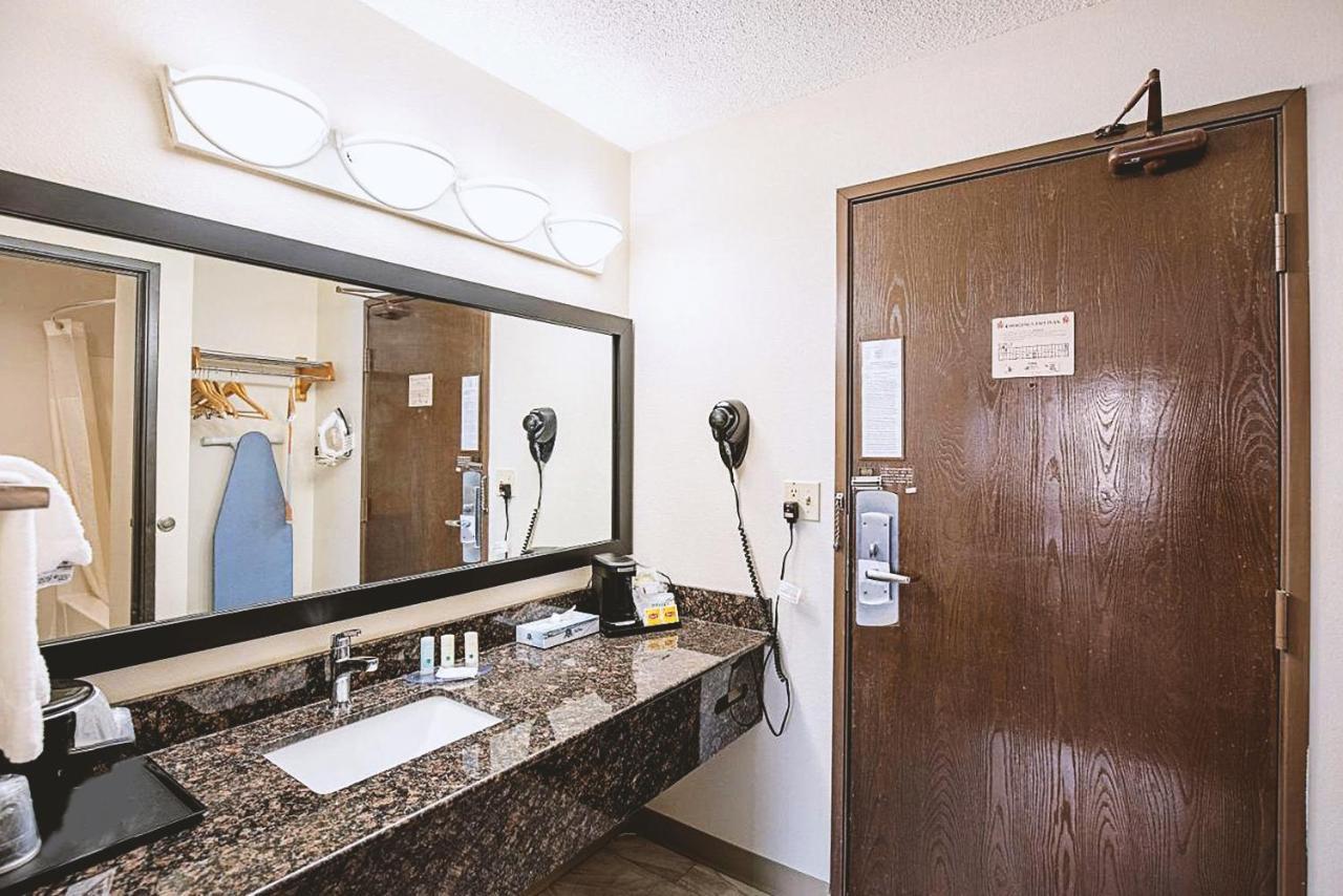 Norwood Inn & Suites Milwaukee Butler Buitenkant foto