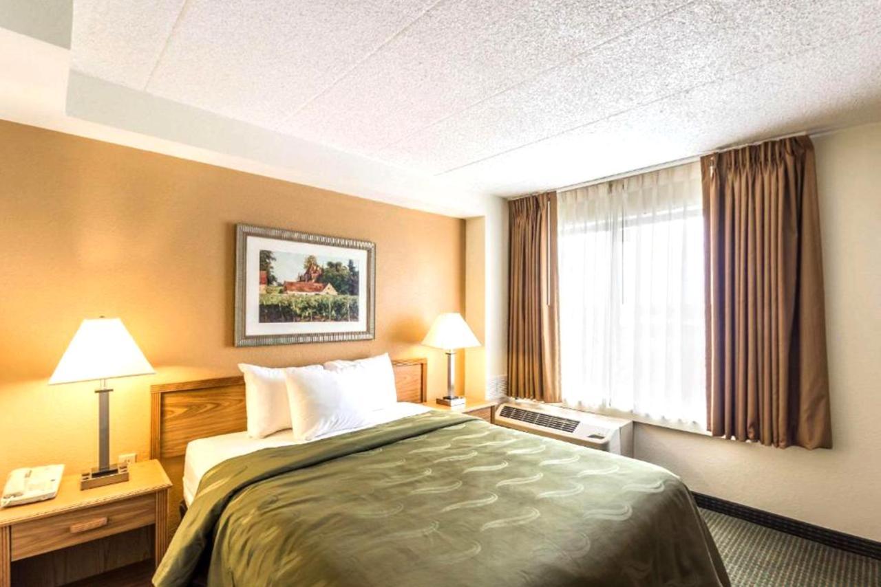 Norwood Inn & Suites Milwaukee Butler Buitenkant foto