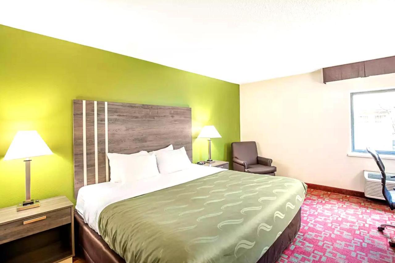 Norwood Inn & Suites Milwaukee Butler Buitenkant foto