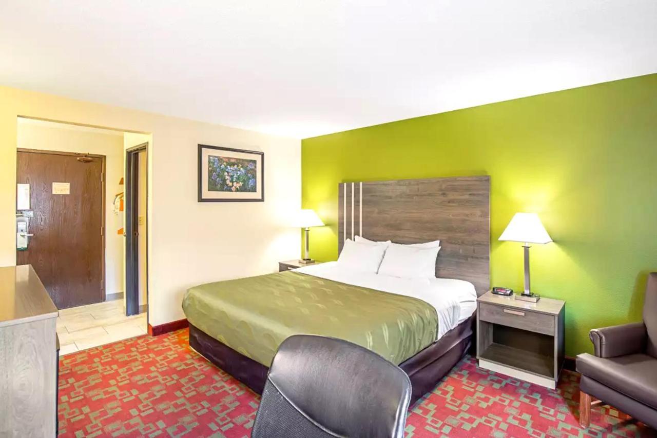 Norwood Inn & Suites Milwaukee Butler Buitenkant foto