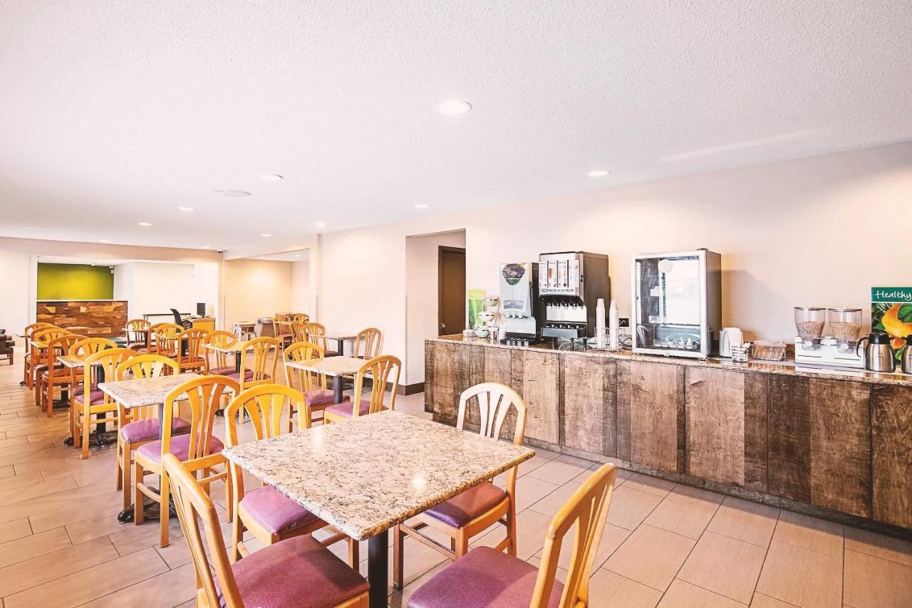 Norwood Inn & Suites Milwaukee Butler Buitenkant foto