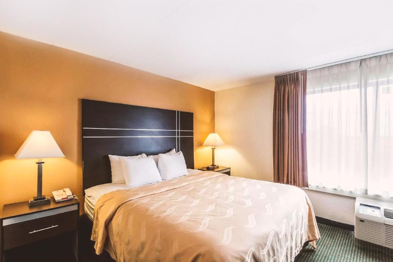 Norwood Inn & Suites Milwaukee Butler Buitenkant foto