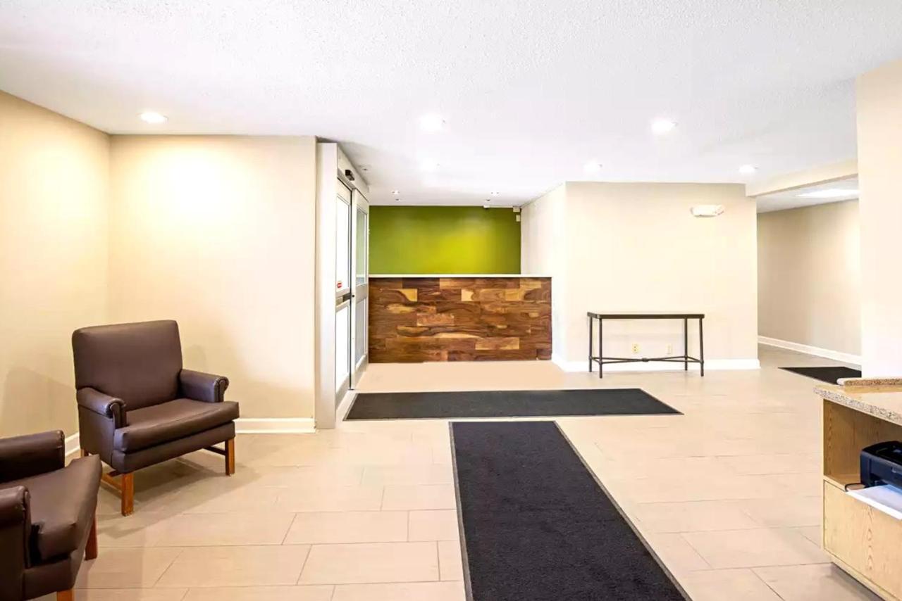 Norwood Inn & Suites Milwaukee Butler Buitenkant foto