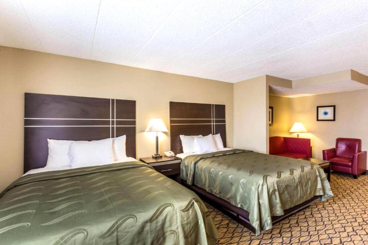 Norwood Inn & Suites Milwaukee Butler Buitenkant foto