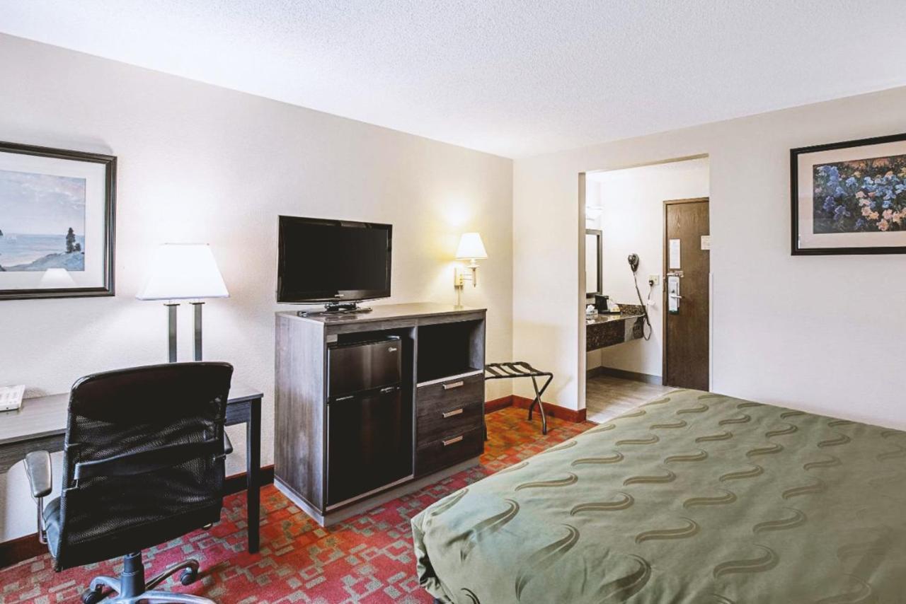 Norwood Inn & Suites Milwaukee Butler Buitenkant foto