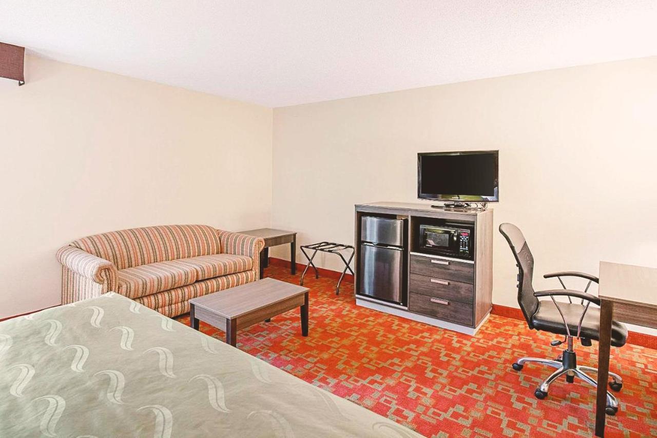 Norwood Inn & Suites Milwaukee Butler Buitenkant foto