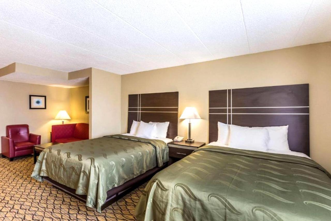 Norwood Inn & Suites Milwaukee Butler Buitenkant foto