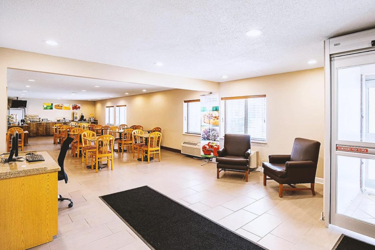 Norwood Inn & Suites Milwaukee Butler Buitenkant foto