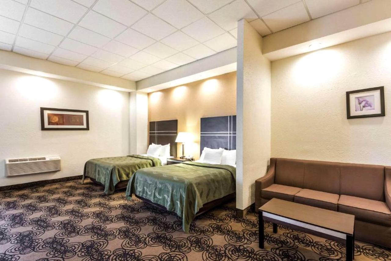 Norwood Inn & Suites Milwaukee Butler Buitenkant foto