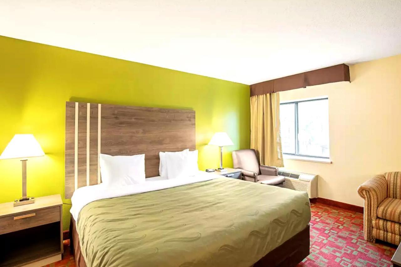 Norwood Inn & Suites Milwaukee Butler Buitenkant foto
