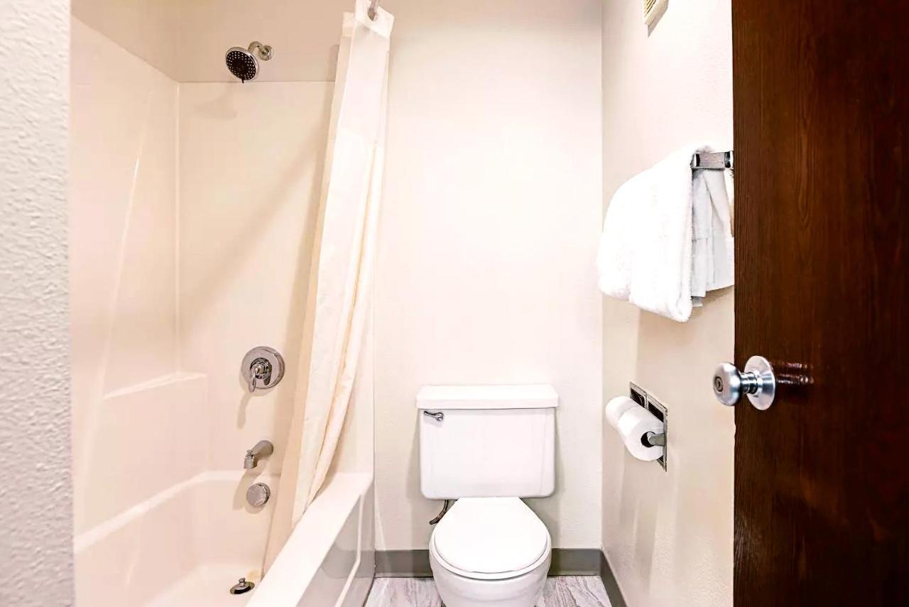 Norwood Inn & Suites Milwaukee Butler Buitenkant foto