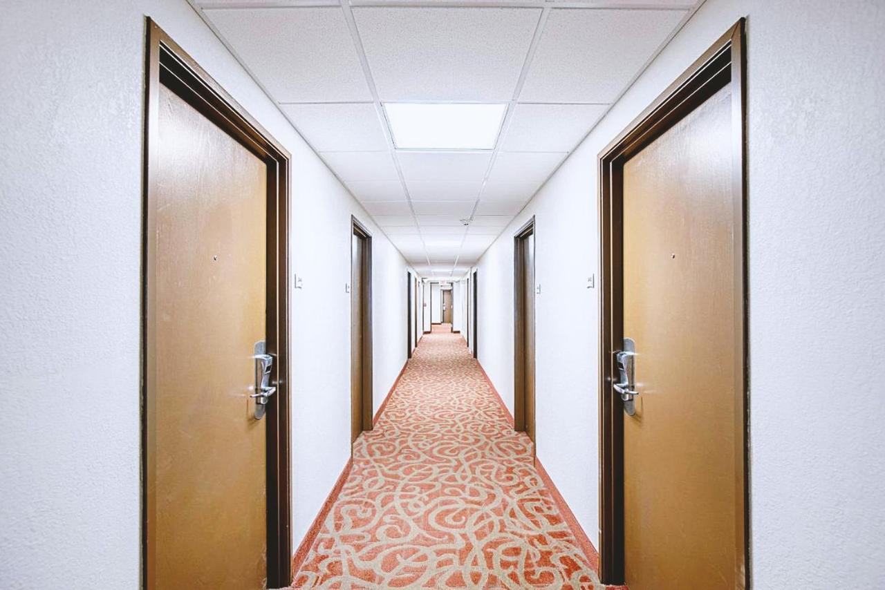 Norwood Inn & Suites Milwaukee Butler Buitenkant foto