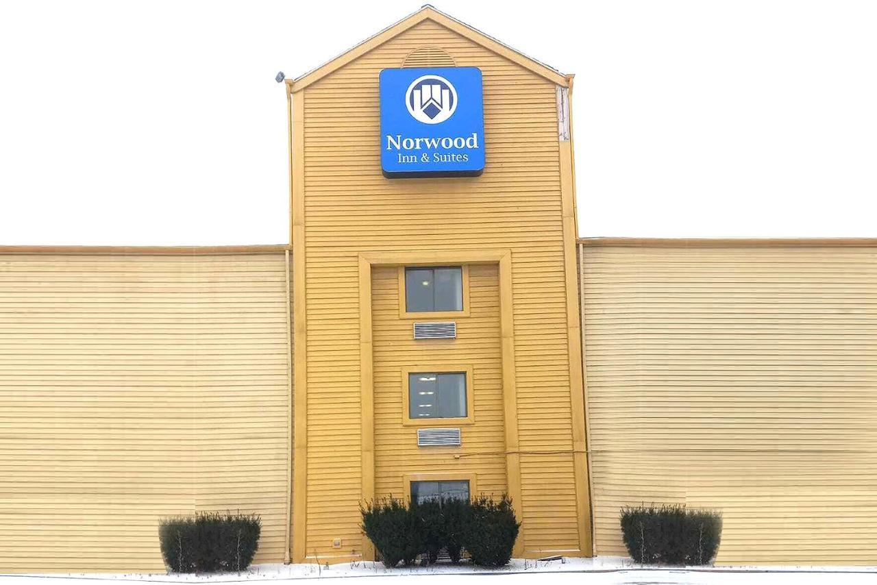 Norwood Inn & Suites Milwaukee Butler Buitenkant foto